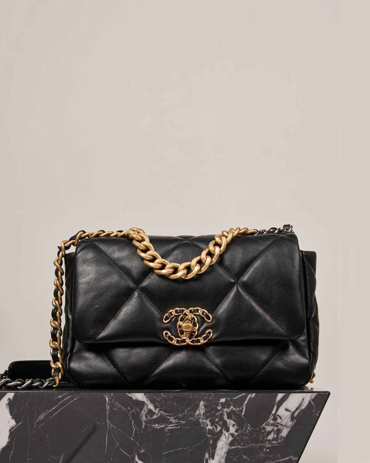 19 Handbag Shiny Lambskin “Black”