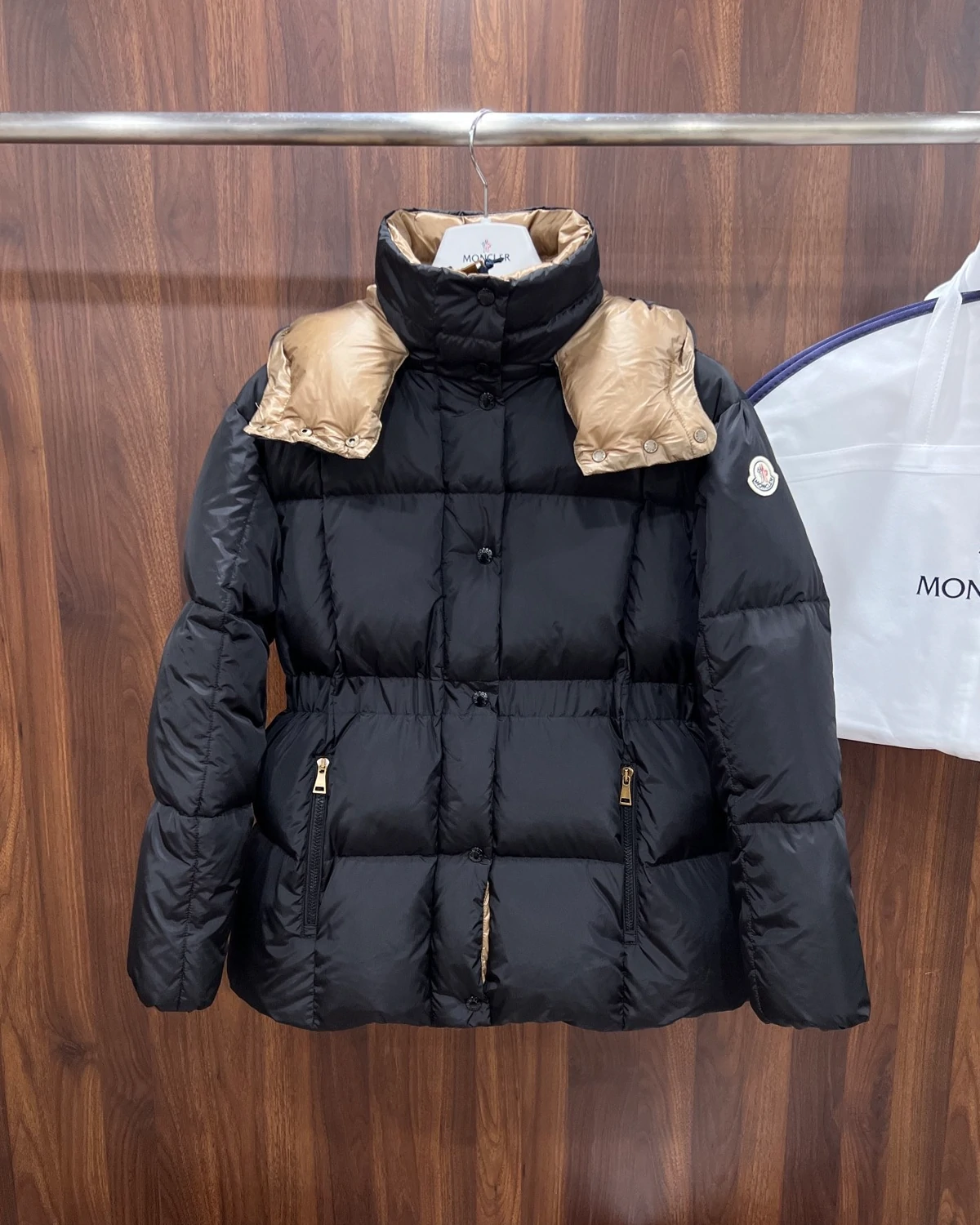 Agneux Square-Quilted Hooded Short Down Jacket “Black”