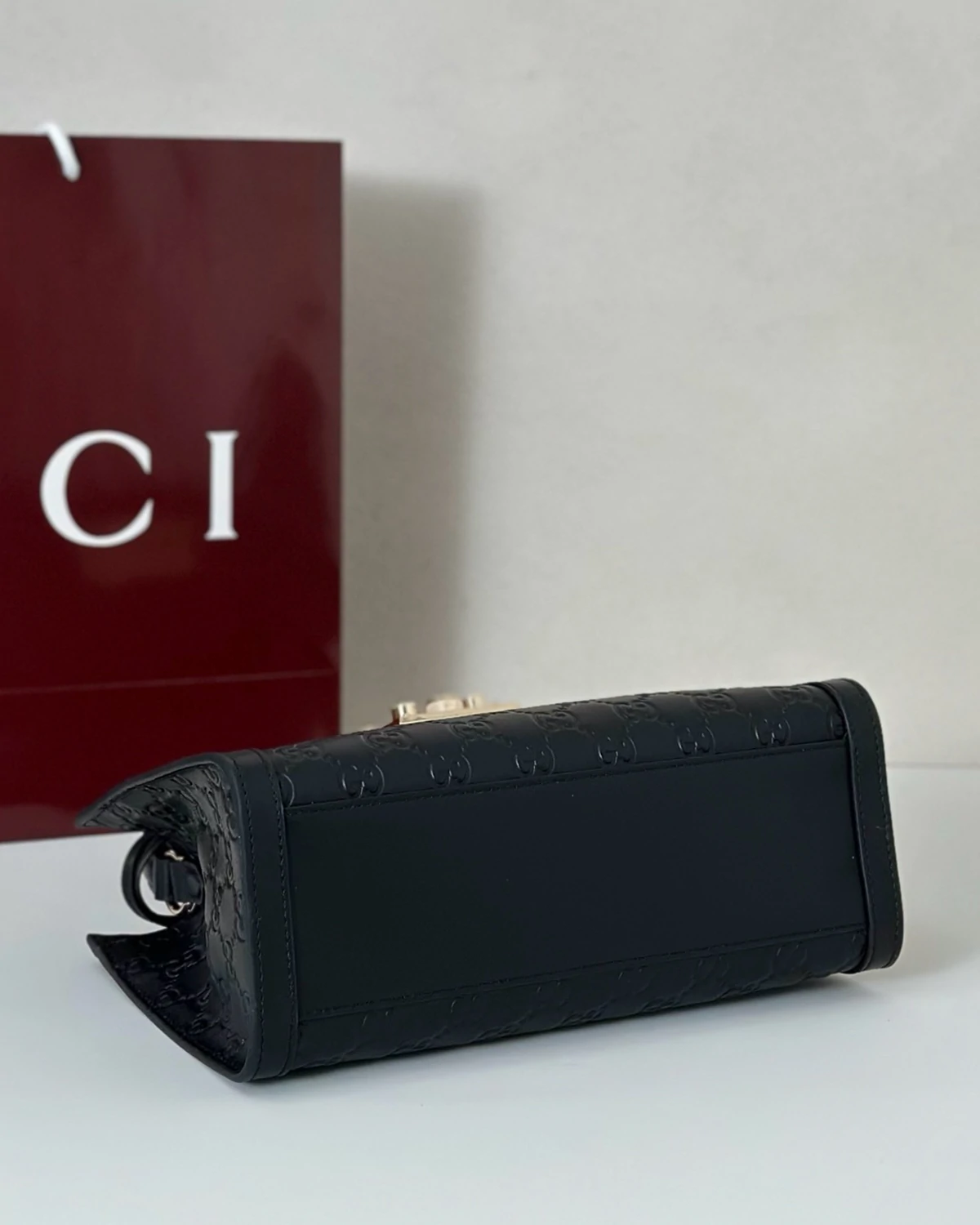 padlock-medium-top-handle-bag (1)