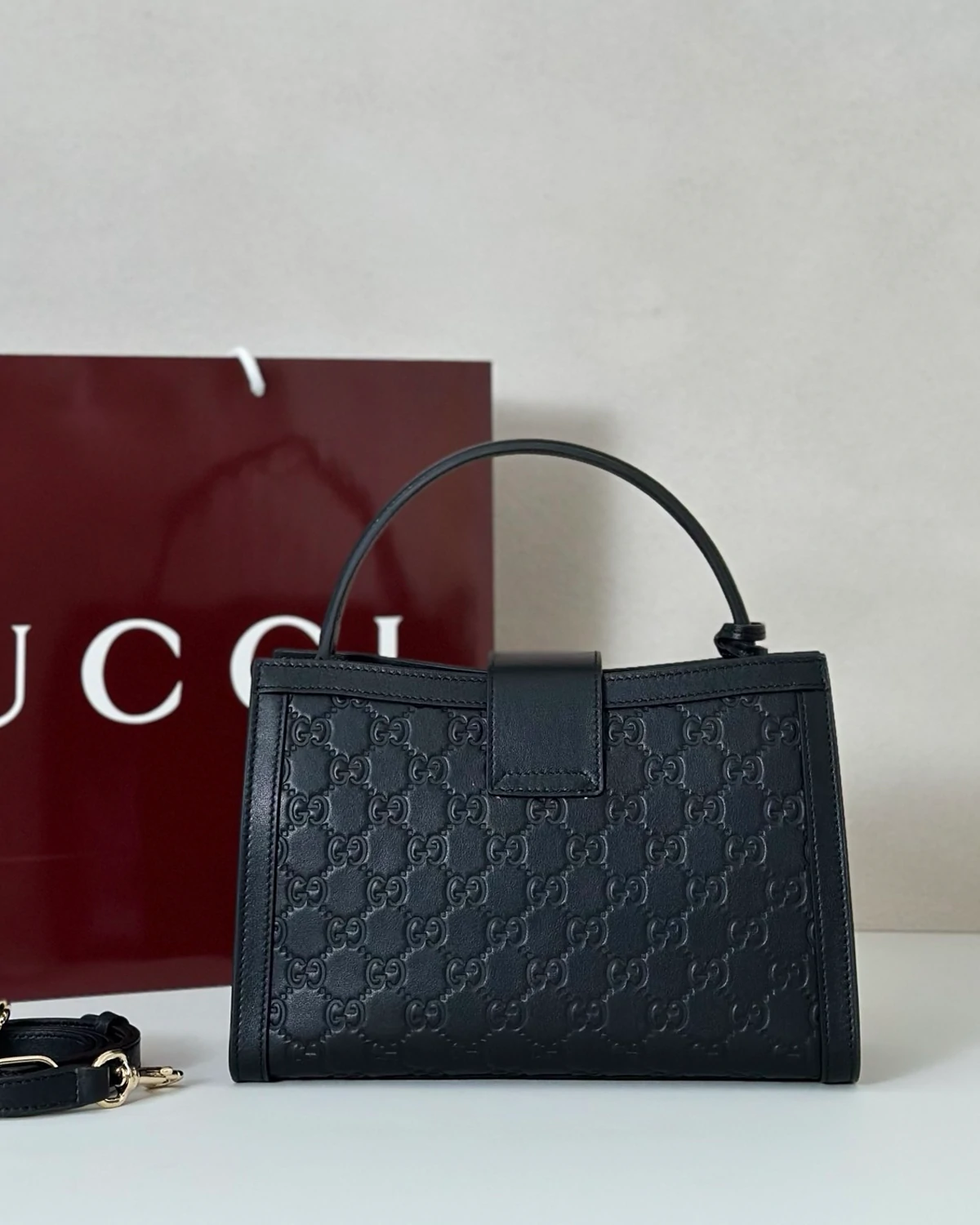 padlock-medium-top-handle-bag (1)