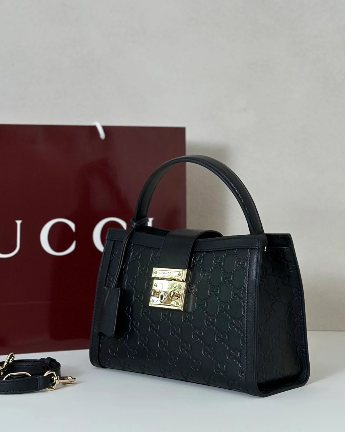 padlock-medium-top-handle-bag (1)