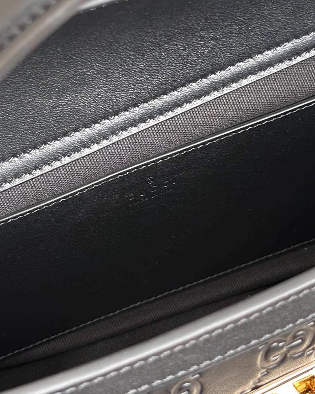 padlock-medium-top-handle-bag (1)