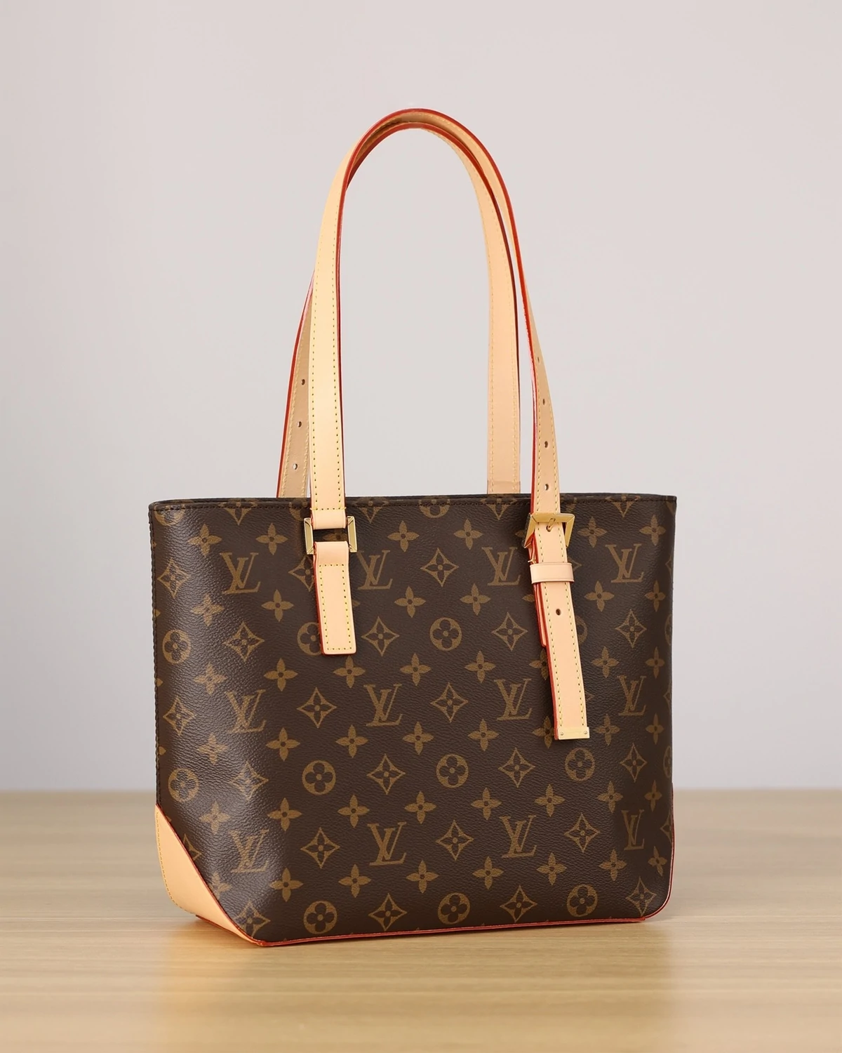 A new Monogram icon in the making, reimagines the classic Piano handbag for Fall-Winter 2024. Fans of the original style will note this version’s sharp silhouette and signature leather side triangles, while asymmetric handles add a modern finish. Practical and chic, it is designed to carry everyday essentials with ease.