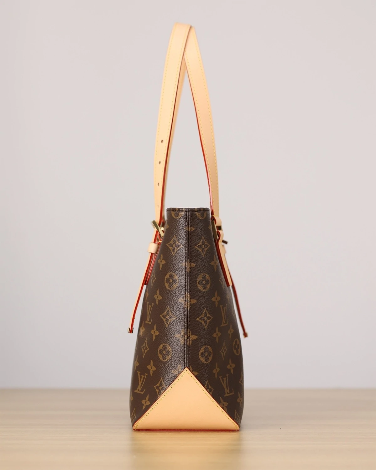 A new Monogram icon in the making, reimagines the classic Piano handbag for Fall-Winter 2024. Fans of the original style will note this version’s sharp silhouette and signature leather side triangles, while asymmetric handles add a modern finish. Practical and chic, it is designed to carry everyday essentials with ease.