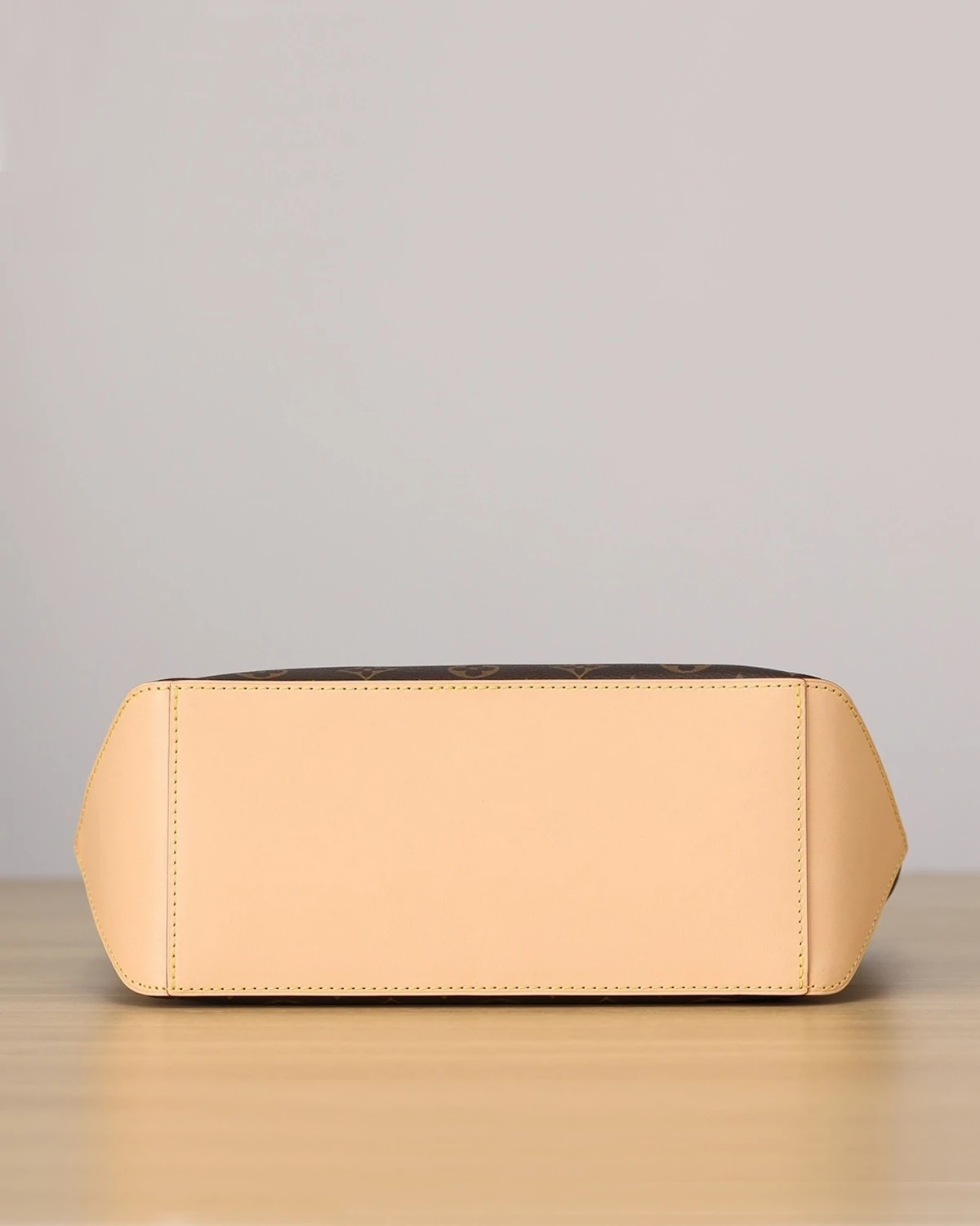 A new Monogram icon in the making, reimagines the classic Piano handbag for Fall-Winter 2024. Fans of the original style will note this version’s sharp silhouette and signature leather side triangles, while asymmetric handles add a modern finish. Practical and chic, it is designed to carry everyday essentials with ease.