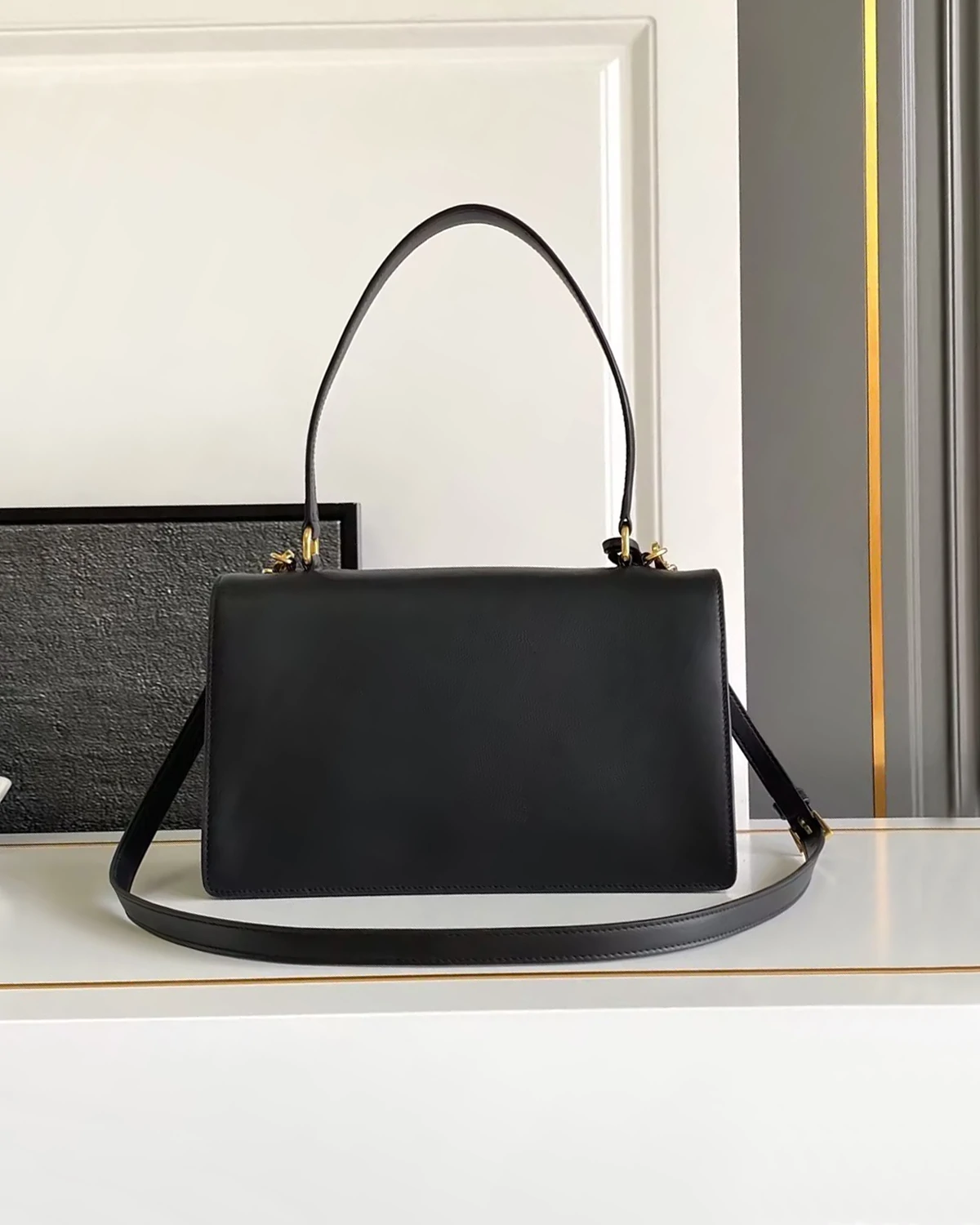 Soft Sound medium leather shoulder bag “Black”