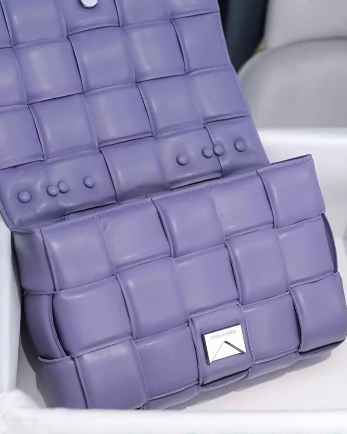 chain-cassette-crossbody-bag