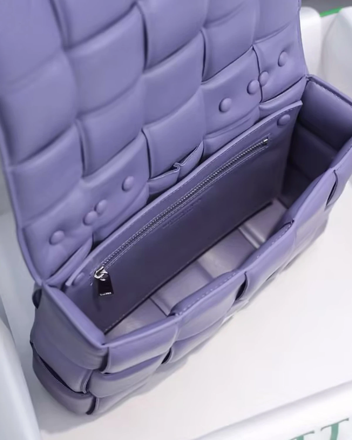 chain-cassette-crossbody-bag