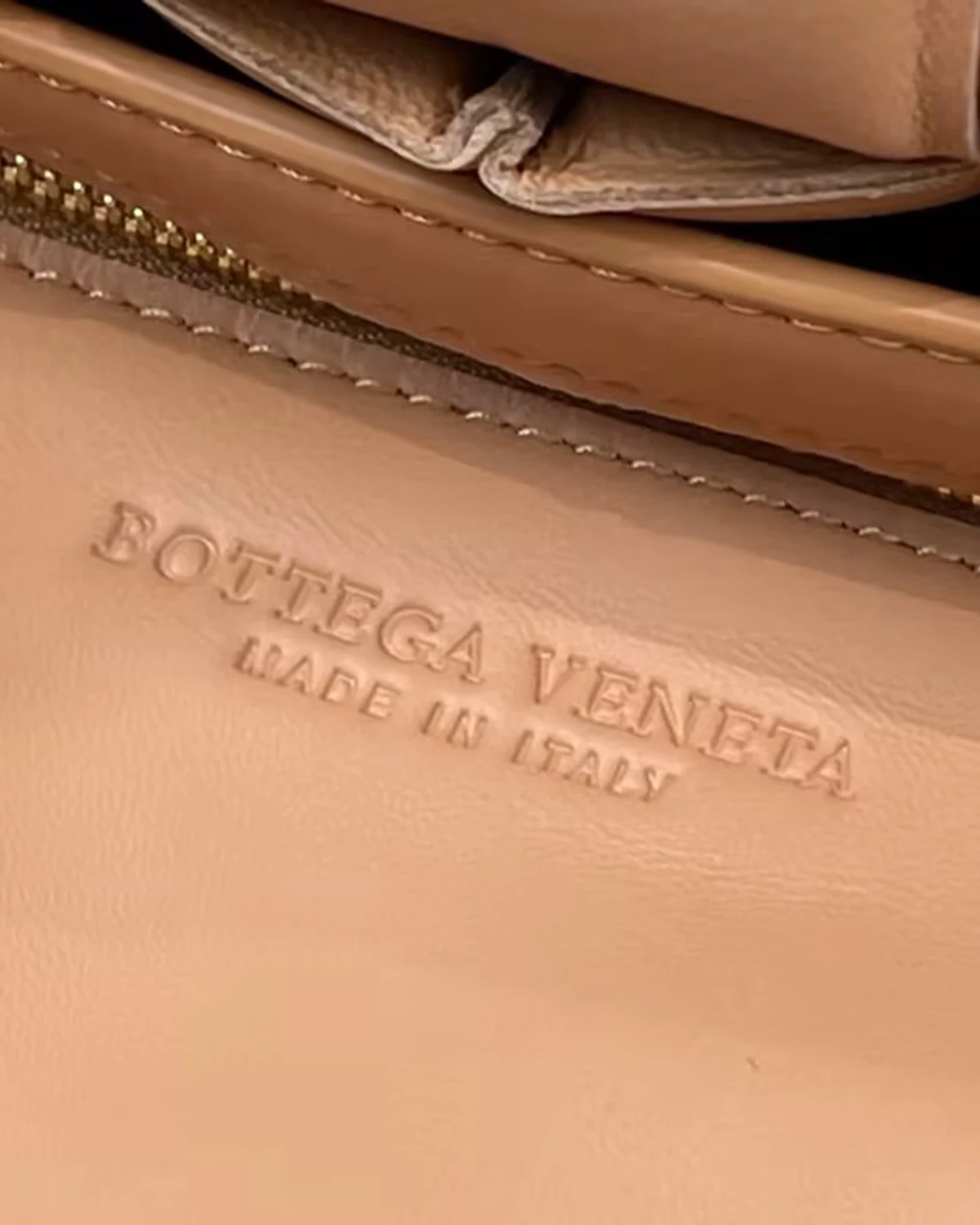 chain-cassette-crossbody-bag-camel