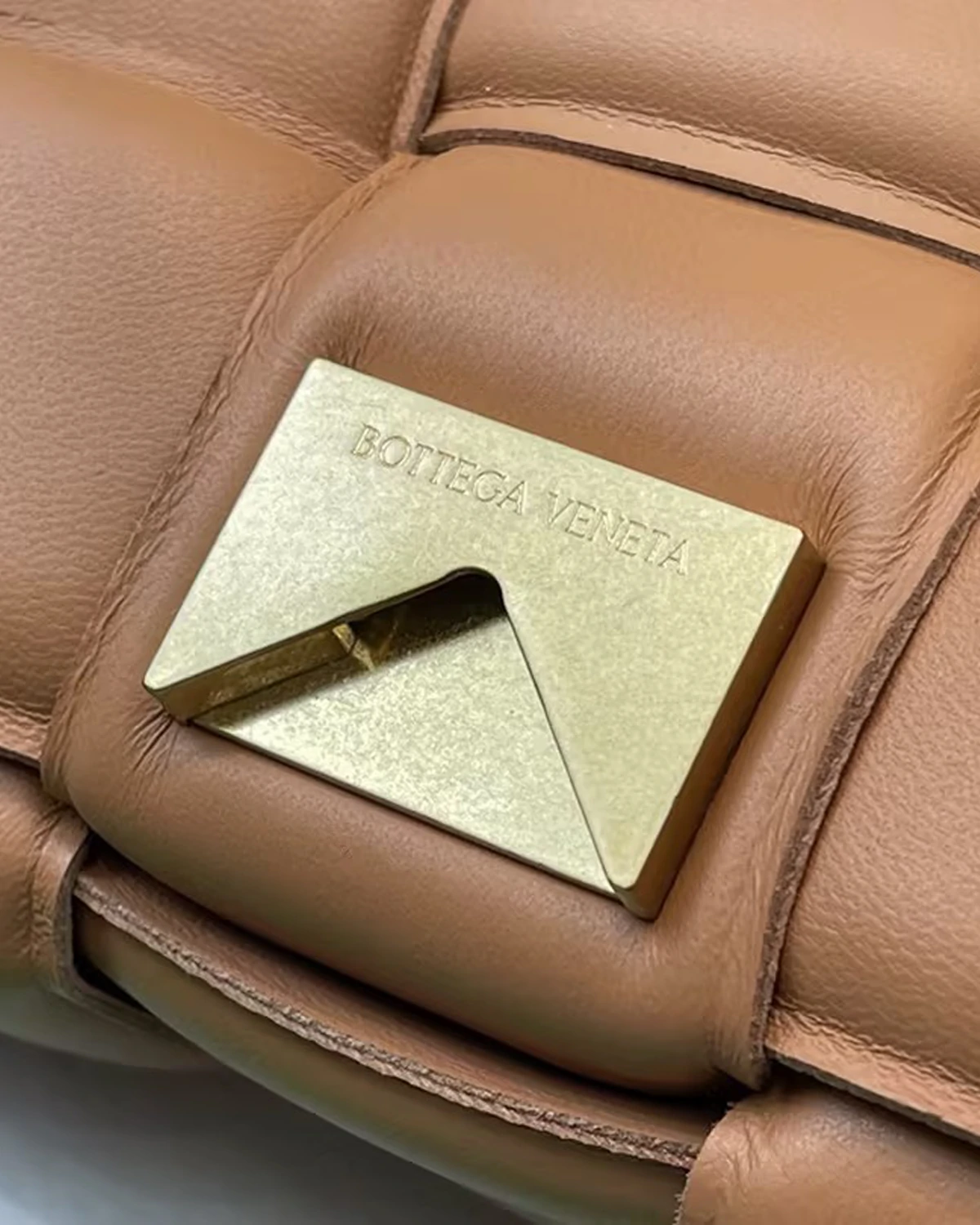 chain-cassette-crossbody-bag-camel