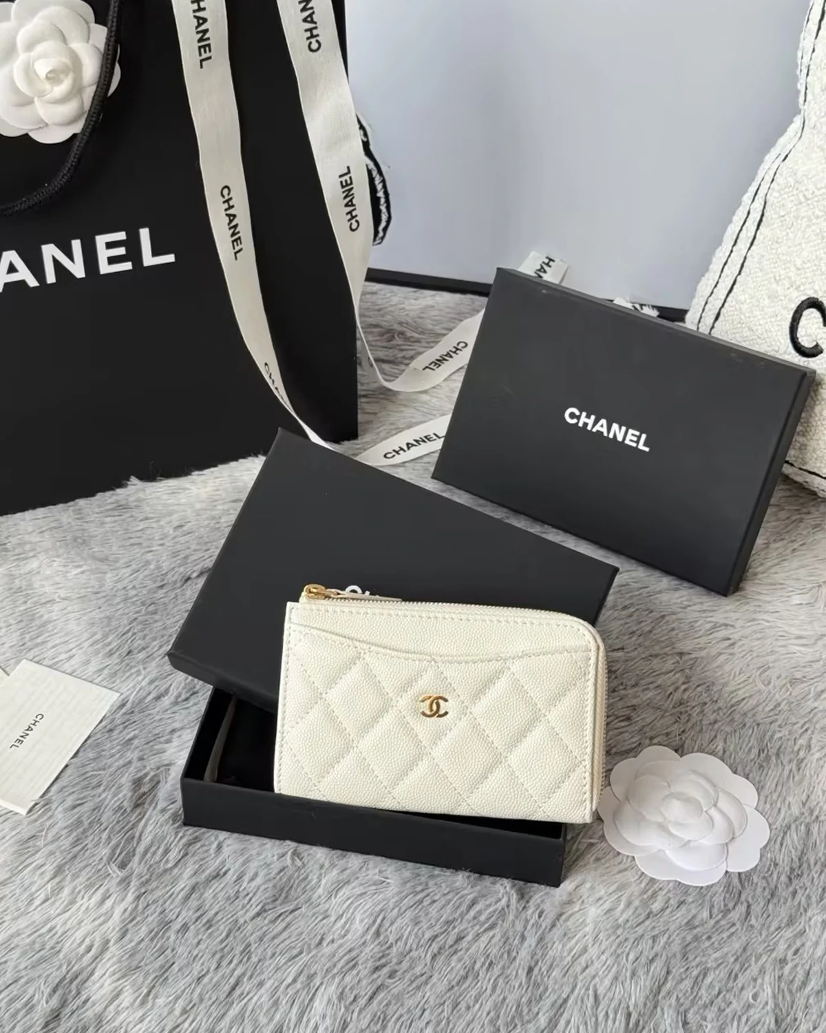 matelasse-coin-purse-in-white-caviar-leather (1)